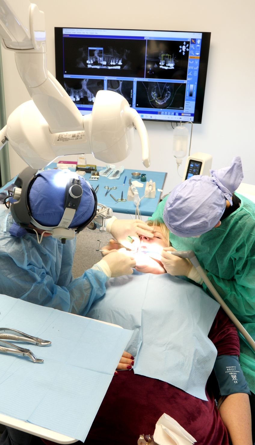Le chirurgien avec des loupes grossissantes pendant l'intervention